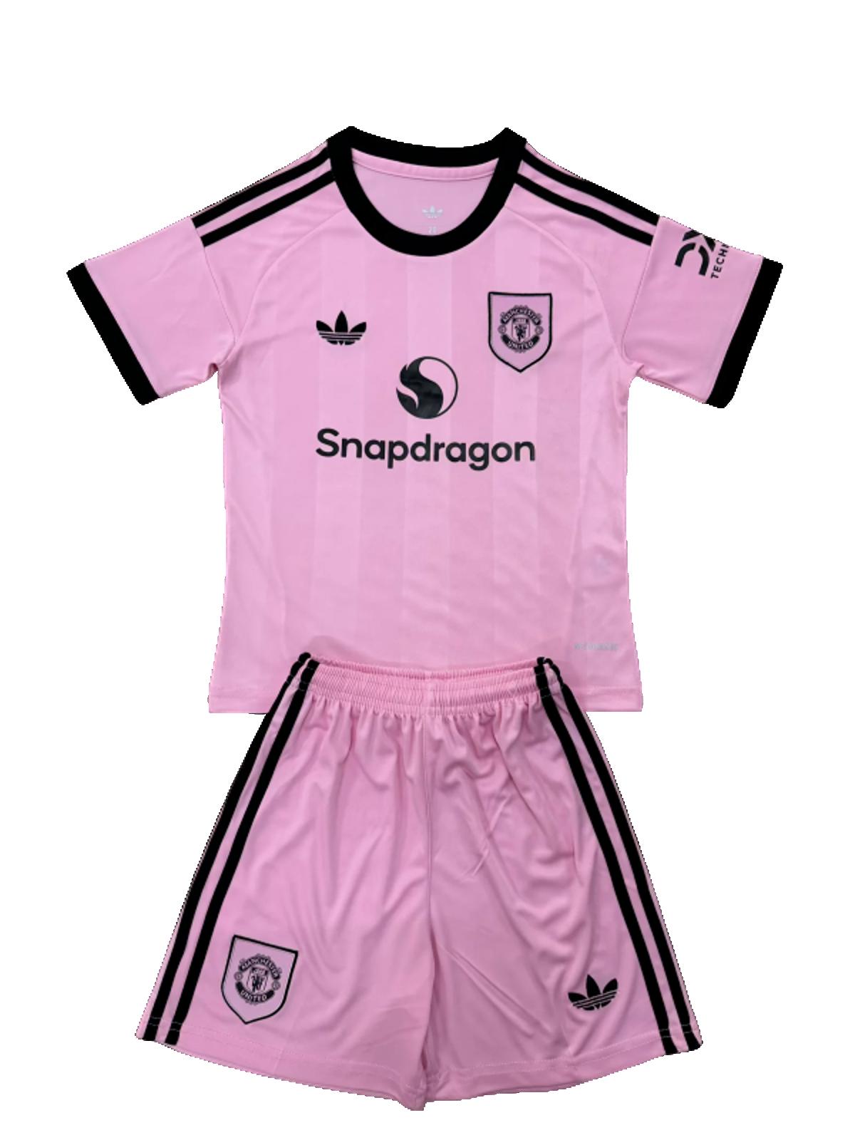 Manchester United 25/26 Kids Goalkeeper Kit - Pink - Inc Socks